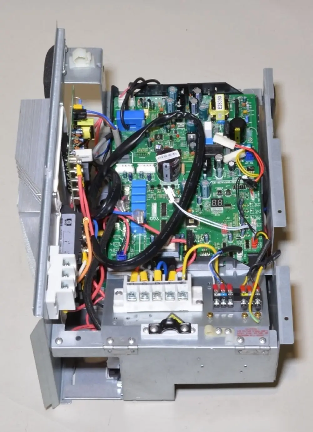 Schaltkasten mit komplexer Verkabelung und Leiterplatte. Komponenten von Remko sind sichtbar, inklusive Kondensatoren, Stecker und Verbindungen.