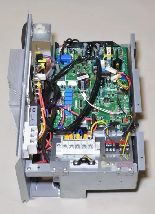 Schaltkasten mit komplexer Verkabelung und Leiterplatte. Komponenten von Remko sind sichtbar, inklusive Kondensatoren, Stecker und Verbindungen.