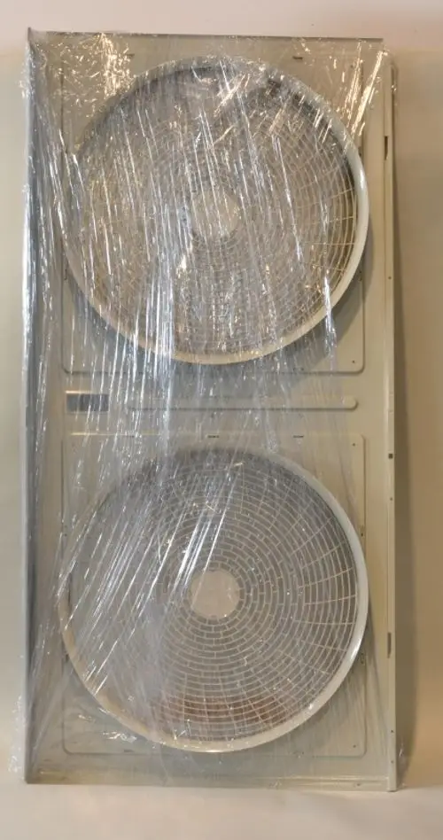 Zwei Ventilatoren hinter Klarsichtfolie, montiert auf einer Halterung. Zu erkennen sind die Gitterstrukturen der Ventilatoren. Hersteller ist Remko.