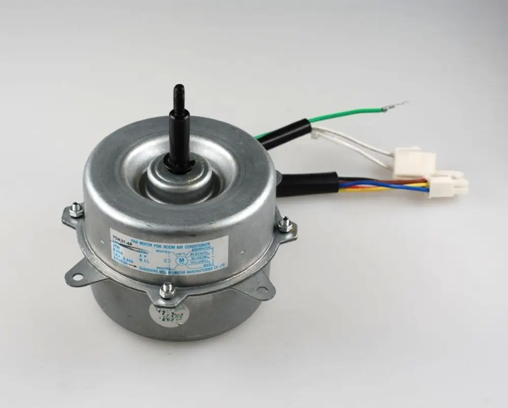 Remko Verdampferventilatormotor mit metallischem Gehäuse und Kabelanschlüssen. Sichtbare Anschlussklemmen für elektrische Verbindung.