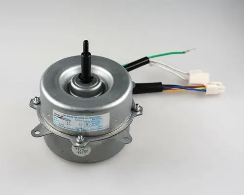 Remko Verdampferventilatormotor mit metallischem Gehäuse und Kabelanschlüssen. Sichtbare Anschlussklemmen für elektrische Verbindung.