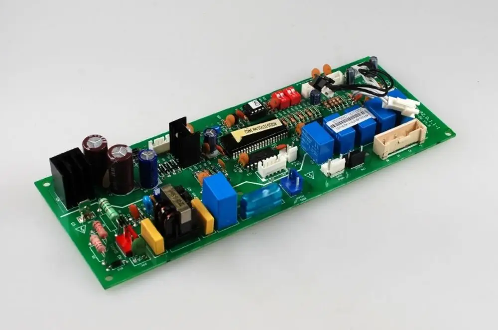 Grüne Steuerplatine mit verschiedenen elektronischen Bauteilen, Speicher und Relais, hergestellt von Remko. Die Platine weist eine klare Anordnung von Komponenten auf.