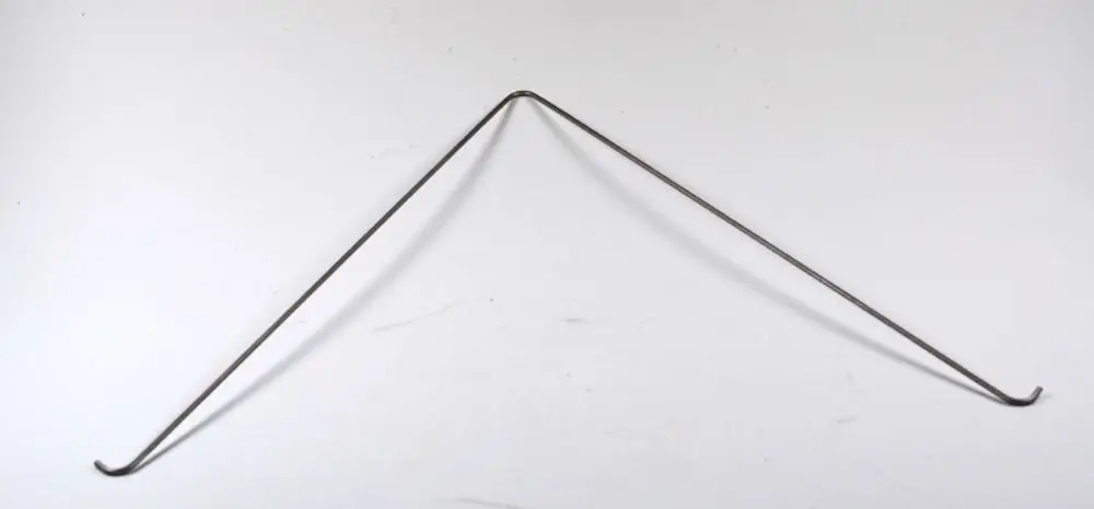 Klemmbügel aus Metall mit zwei gebogenen Enden, der zur Befestigung von Filtern dient, möglicherweise von der Marke Remko.