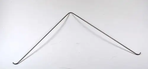Klemmbügel aus Metall mit zwei gebogenen Enden, der zur Befestigung von Filtern dient, möglicherweise von der Marke Remko.
