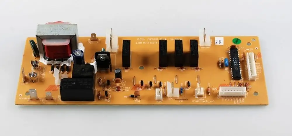 Platinenoberfläche einer Steuerplatine von Remko, ausgestattet mit verschiedenen elektronischen Bauteilen, Relais und Anschlüssen, auf gelbem Träger.