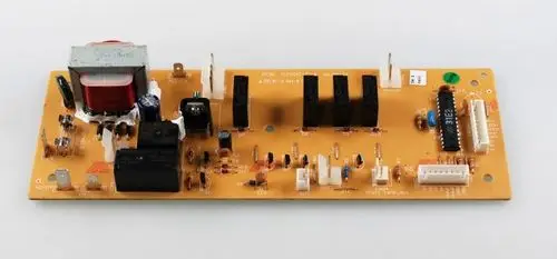 Platinenoberfläche einer Steuerplatine von Remko, ausgestattet mit verschiedenen elektronischen Bauteilen, Relais und Anschlüssen, auf gelbem Träger.