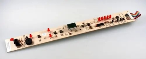 Platinenbaugruppe von Remko mit mehreren Tasten, LED-Anzeigen und einem Lautsprecher. Die Schaltung ist für elektronische Steuerungen konzipiert.