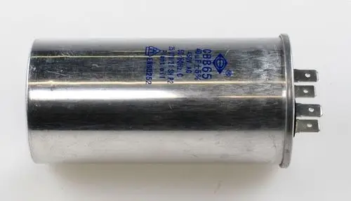 Kondensator von Remko in zylindrischer Form, metallisch, mit drei Anschlussstiften. Beschriftung zeigt technische Spezifikationen.