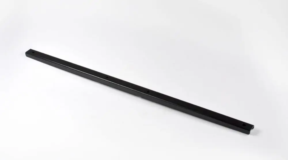 Schwarzes, längliches Metallprofil mit mehreren Bohrungen zur Befestigung. Produkt von Remko, geeignet für vielfältige Anwendungen zur Stabilisierung oder Befestigung.