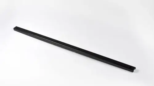 Schwarzes, längliches Metallprofil mit mehreren Bohrungen zur Befestigung. Produkt von Remko, geeignet für vielfältige Anwendungen zur Stabilisierung oder Befestigung.
