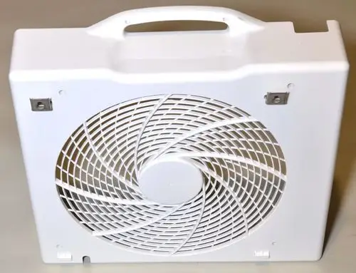 Weißes Ventilator-Gehäuse von Remko mit Griff und einem Ventilator-Rad, geeignet für die Montage an einer Wand.