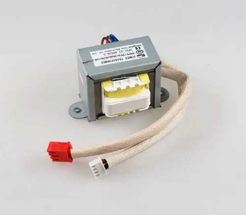 Transformator von Remko mit Anschlusskabel und Stecker. Die Metallgehäuse sorgt für Stabilität und Schutz der inneren Komponenten.