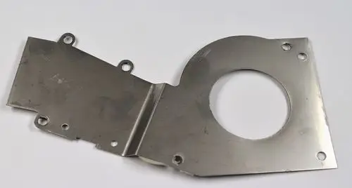 Metallisches Ventilatorgehäuse mit runder Öffnung und mehreren Bohrungen. Produkt von Remko, geeignet zur Montage in Lüftungssystemen.