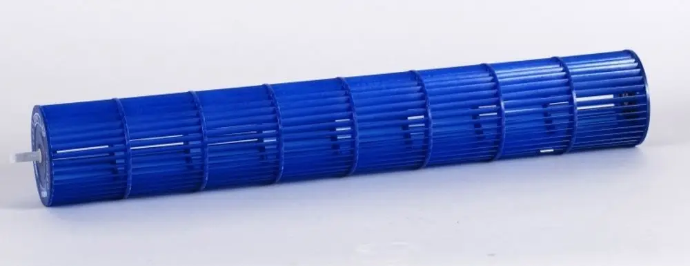 Blaues Ventilatorrad mit schmalen Lamellen, hergestellt von Remko. Das Produkt ist zylindrisch und liegt horizontal.