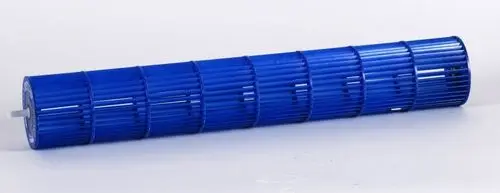 Blaues Ventilatorrad mit schmalen Lamellen, hergestellt von Remko. Das Produkt ist zylindrisch und liegt horizontal.