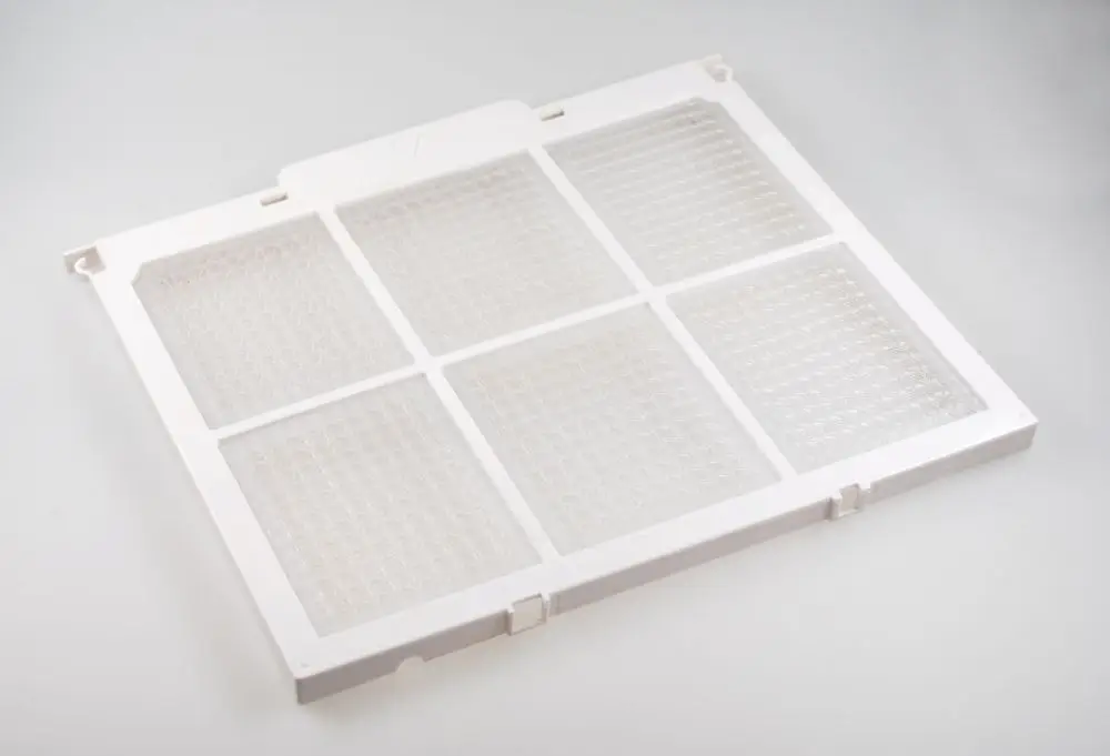 Weißer Luftfilter von Remko mit transparentem, rippengestrukturiertem Filterelement in rechteckiger Form, unterteilt in sechs Segmente.