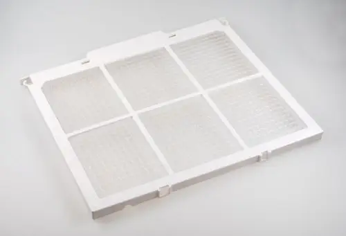 Weißer Luftfilter von Remko mit transparentem, rippengestrukturiertem Filterelement in rechteckiger Form, unterteilt in sechs Segmente.