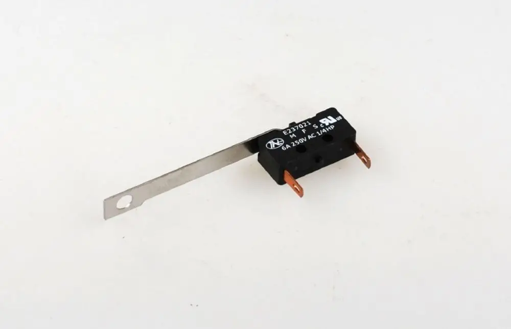 Mikroschalter von Remko mit einer metallenen Betätigungslasche und zwei elektrischen Anschlüssen, geeignet für verschiedene Anwendungen in der Automatisierungstechnik.
