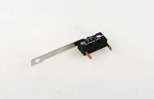 Mikroschalter von Remko mit einer metallenen Betätigungslasche und zwei elektrischen Anschlüssen, geeignet für verschiedene Anwendungen in der Automatisierungstechnik.