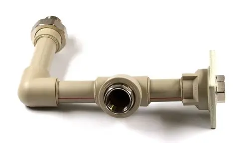 Eckige Rohrleitung aus Kunststoff mit einer Metallverbindung. Hersteller ist Remko. Geeignet für Rohrinstallationen in verschiedenen Anwendungen.