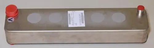 Remko-Verdampfer mit zwei runden Öffnungen und zwei roten Kappen an den Enden. Metallisches Gehäuse ohne sichtbare Beschriftungen oder Maße.