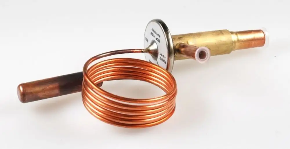 Thermoventil von Remko mit einer Kupferrohrspirale und einem Messgerät. Das Produkt zeigt eine Verbindung von verschiedenen Rohrleitungen.