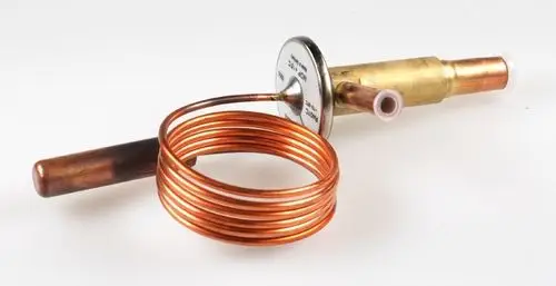 Thermoventil von Remko mit einer Kupferrohrspirale und einem Messgerät. Das Produkt zeigt eine Verbindung von verschiedenen Rohrleitungen.