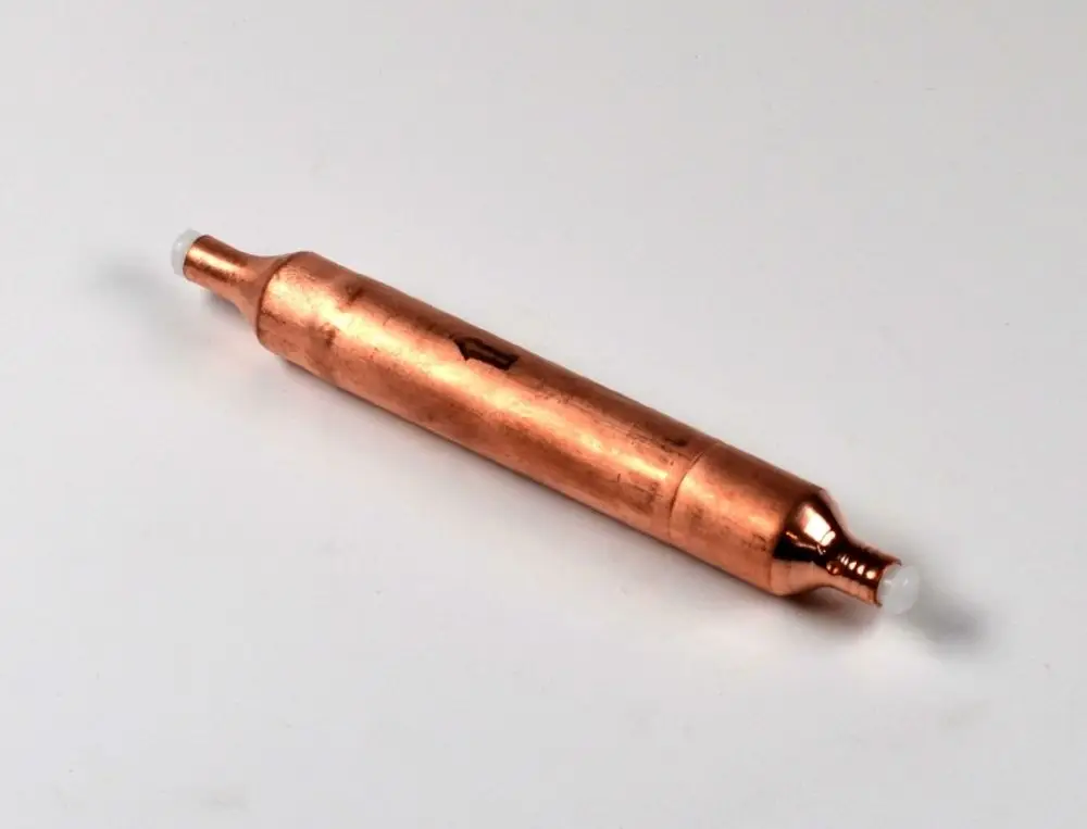 Kupferfilterelement von Remko mit zwei Enden. Das Produkt hat eine zylindrische Form und besteht aus Metall mit weißen Kunststoffenden.