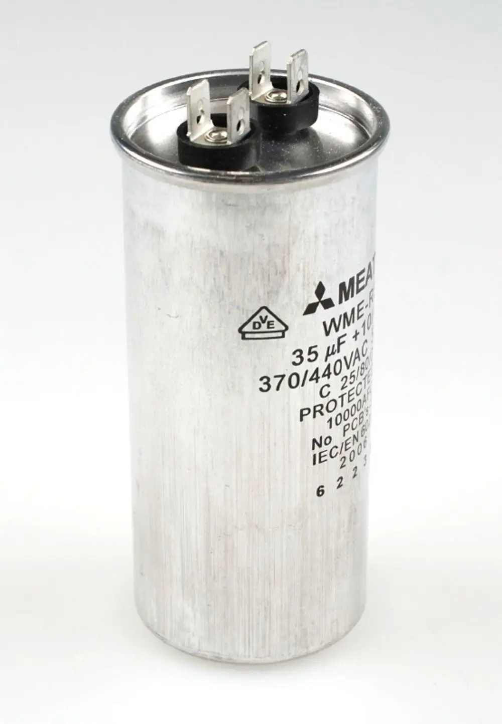 Aluminium-Zylinder mit zwei Anschluss-Pins oben, beschriftet mit technischen Daten, typischer Betriebskondensator von Remko für elektrische Anwendungen.