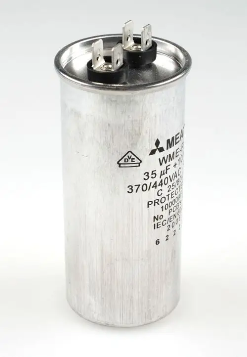 Aluminium-Zylinder mit zwei Anschluss-Pins oben, beschriftet mit technischen Daten, typischer Betriebskondensator von Remko für elektrische Anwendungen.