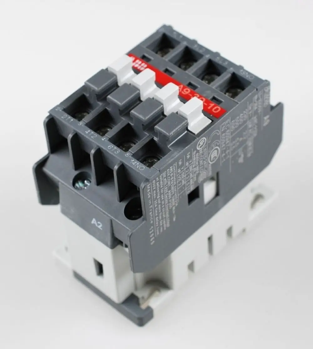 Remko Schaltschütz in grauer Ausführung mit mehreren Anschlussklemmen. Geeignet für Steuerungsanwendungen im elektrischen Bereich. Kompakt und robust.
