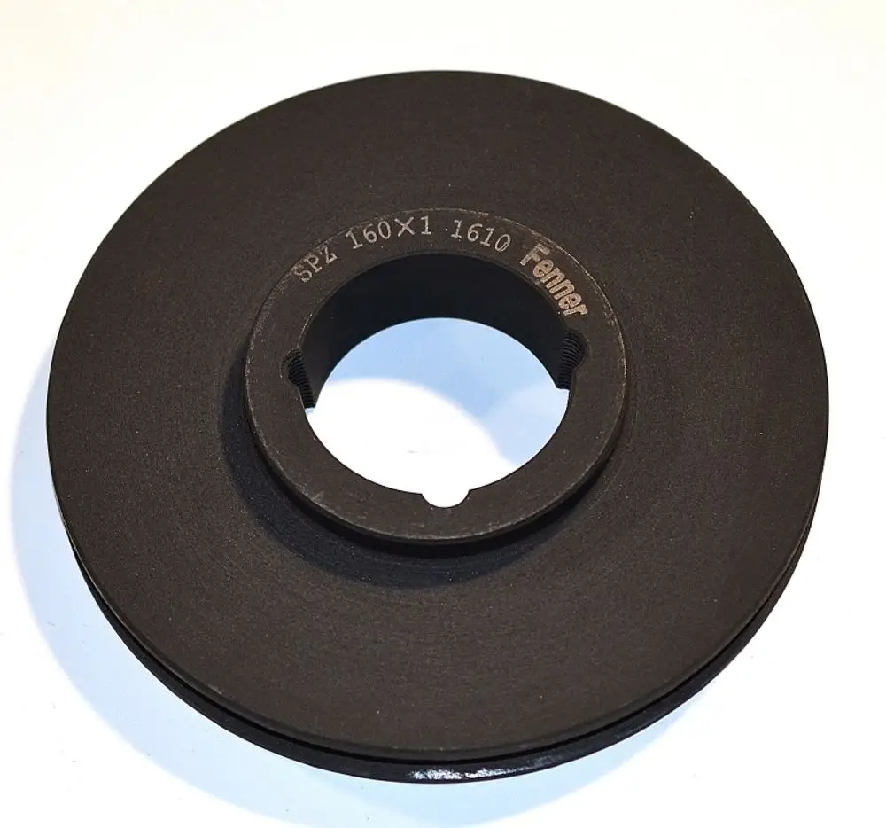 Schwarze Keilriemenscheibe mit einer zentralen Öffnung und einer glatten, flachen Oberfläche. Produkt der Marke Remko.