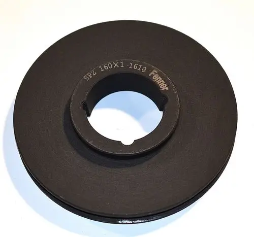 Schwarze Keilriemenscheibe mit einer zentralen Öffnung und einer glatten, flachen Oberfläche. Produkt der Marke Remko.