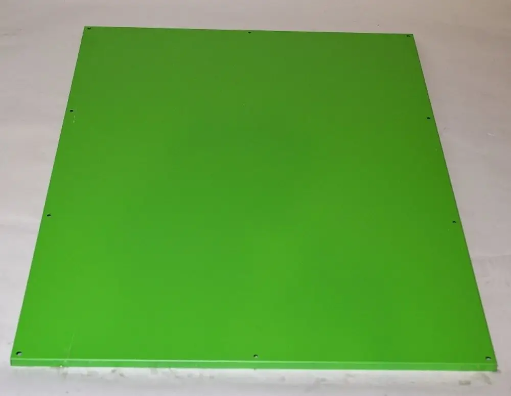 Grünes Blech mit glatter Oberfläche und mehreren Bohrlöchern an den Rändern, hergestellt von Remko. Das Produkt scheint isoliert und eignet sich für seitliche Verkleidungen.