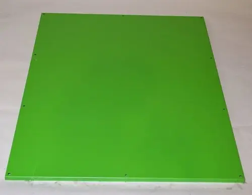 Grünes Blech mit glatter Oberfläche und mehreren Bohrlöchern an den Rändern, hergestellt von Remko. Das Produkt scheint isoliert und eignet sich für seitliche Verkleidungen.