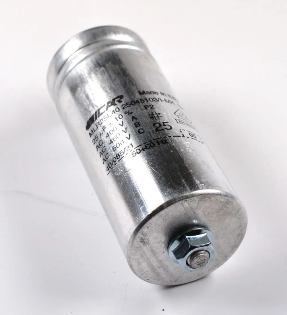 Remko Betriebskondensator aus Aluminium, zylindrisch mit aufgedruckten technischen Informationen und einem Gewindeanschluss unten.