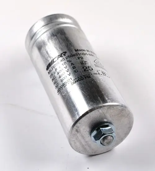 Remko Betriebskondensator aus Aluminium, zylindrisch mit aufgedruckten technischen Informationen und einem Gewindeanschluss unten.