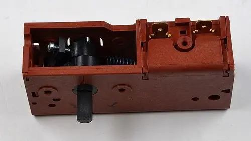 Hygrostat von Remko in kompakter Bauweise. Sichtbare Anschlussklemmen und Bewegungsmechanismus. Gehäusefarbe rot mit einer vertikalen Drehachse.