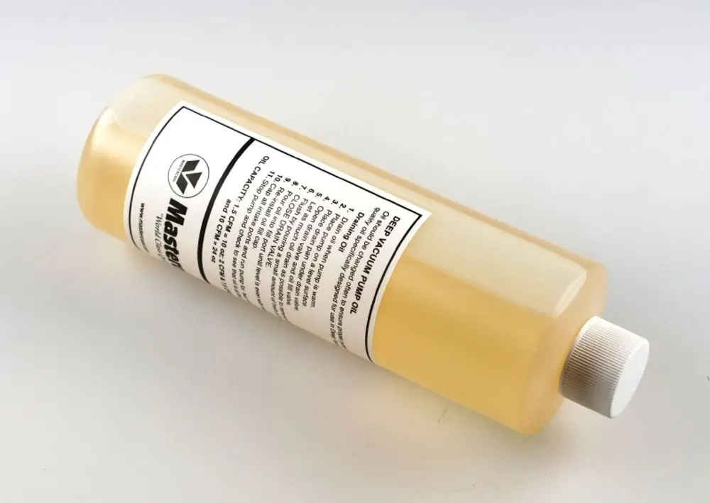 Flasche mit transparentem Inhalt, auf weißem Etikett sind Anweisungen und Hinweise zur Verwendung eines Ersatzöls für Vakuumpumpen der Marke Remko abgedruckt.