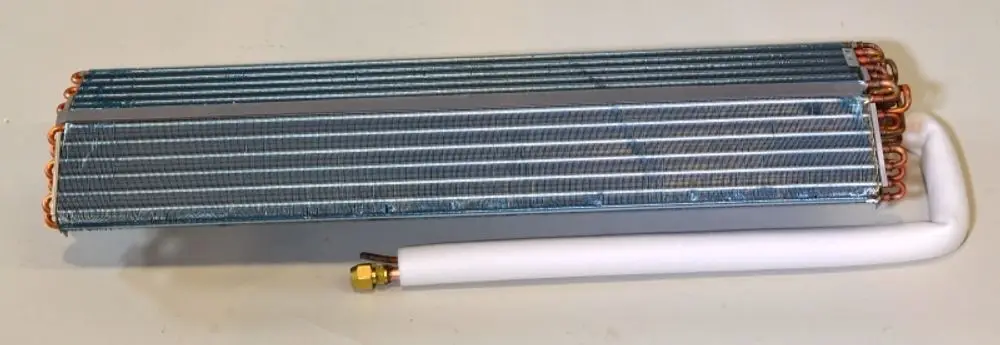 Verdampfer von Remko, mit Kühlrippen und anschließender Rohrleitung, für Anwendungen in Kühlsystemen. Gut sichtbar sind Metall- und Kupferkomponenten.