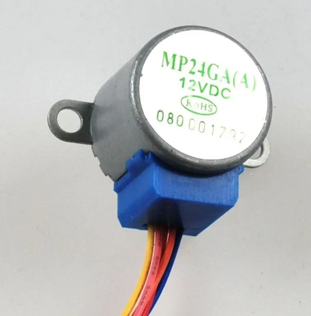 Remko Swingmotor mit kugelförmigem Gehäuse, verbunden über einen blauen Stecker mit mehreren nebenstehenden Kabeln in verschiedenen Farben.