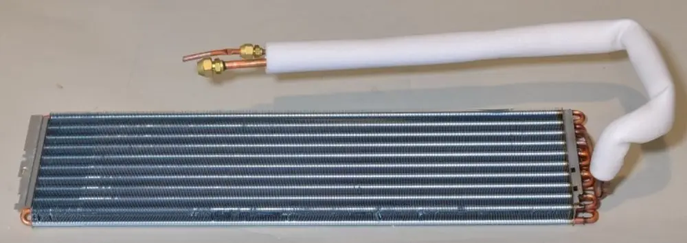 Verdampfer von Remko mit Kupferrohren und isolation. Das Produkt zeigt eine lange, Kühlerstruktur mit mehreren Längsrippen zur Wärmeübertragung.