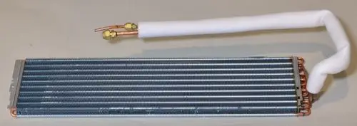 Verdampfer von Remko mit Kupferrohren und isolation. Das Produkt zeigt eine lange, Kühlerstruktur mit mehreren Längsrippen zur Wärmeübertragung.