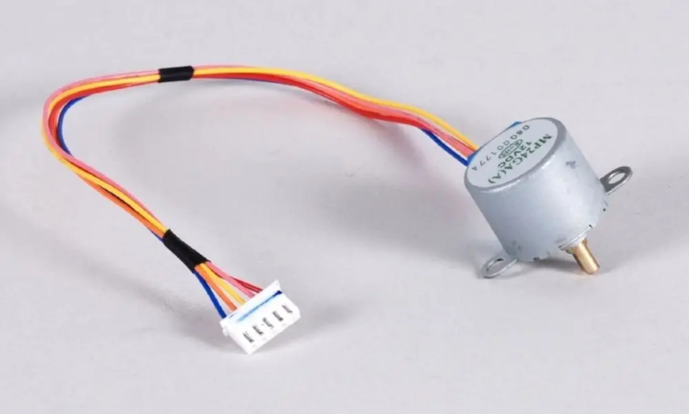 Gleichstrommotor mit vierfarbigen Anschlussleitungen. Der Motor gehört zur Marke Remko und wird häufig in verschiedenen Anwendungen eingesetzt.