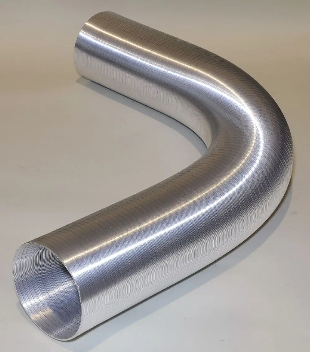 Flexibles Alurohr mit gebogener Form, hergestellt von Remko, in silberner Farbe und geriffelter Oberfläche, auf neutralem Hintergrund.