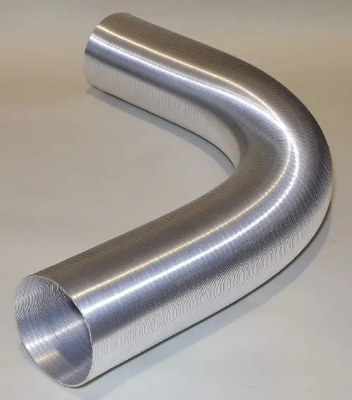 Flexibles Alurohr mit gebogener Form, hergestellt von Remko, in silberner Farbe und geriffelter Oberfläche, auf neutralem Hintergrund.