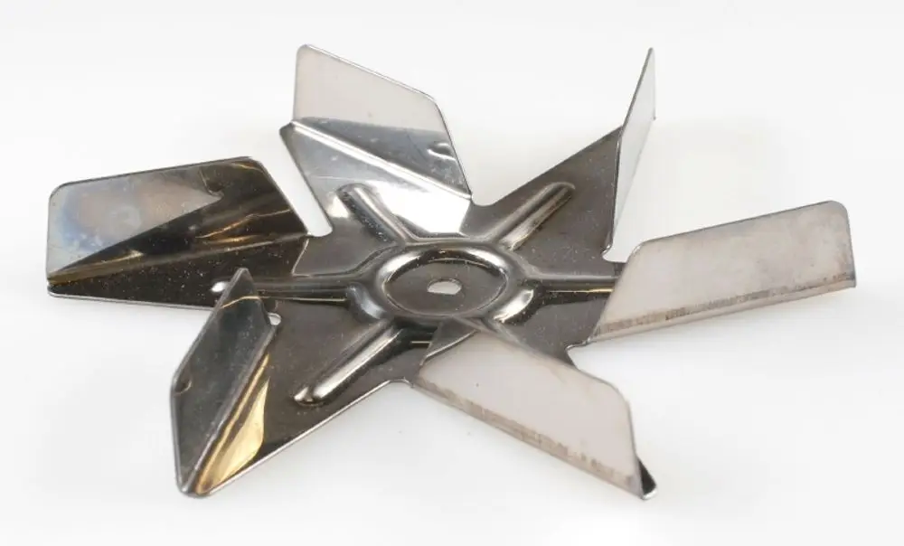 Metallene Ventilatorflügel für Kaminzugstabilisator von Remko mit sechs gebogenen Klingen, platziert in der Mitte für optimale Luftzirkulation.