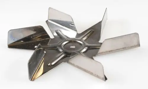 Metallene Ventilatorflügel für Kaminzugstabilisator von Remko mit sechs gebogenen Klingen, platziert in der Mitte für optimale Luftzirkulation.