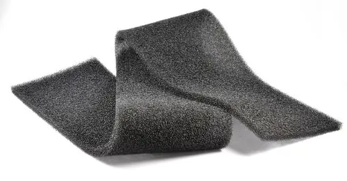 Schwarzer, flexibler Filter aus Schaumstoff, der für die Luftansaugung geeignet ist. Er wird häufig in Anwendungen von Remko eingesetzt.