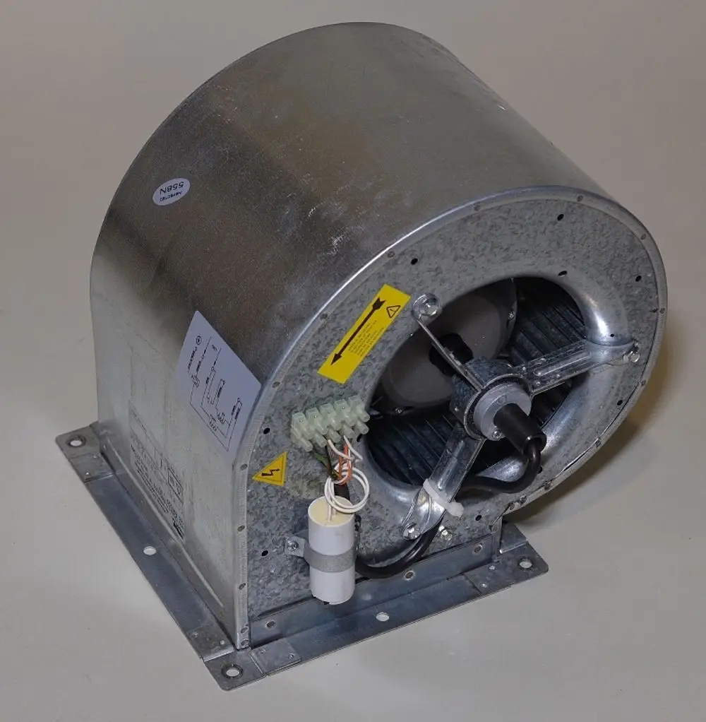 Radialventilator aus Metall mit Motor und Anschlusskabeln, hergestellt von Remko. Das Gerät hat eine halbrunde Bauform und ist montiert auf einer rechteckigen Grundplatte.